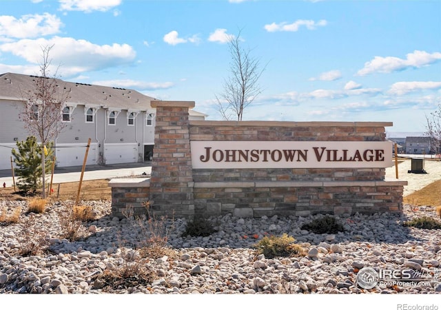 community / neighborhood sign featuring concrete driveway