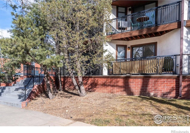 view of yard with a balcony