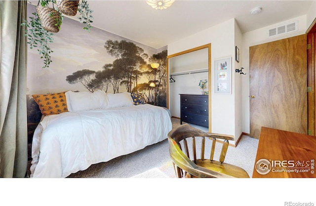 bedroom with carpet flooring, baseboards, visible vents, and a closet