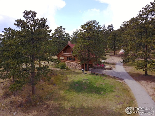 view of front of property featuring a chimney and a front lawn