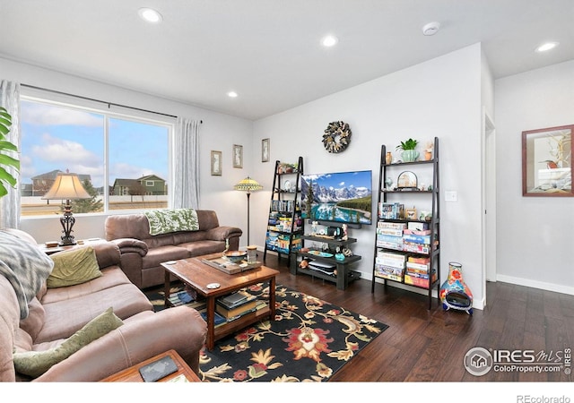 living area featuring recessed lighting, wood finished floors, and baseboards