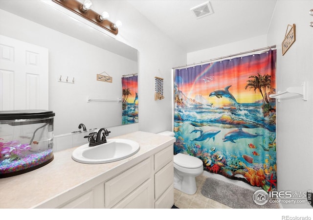 full bathroom featuring visible vents, toilet, vanity, and a shower with curtain