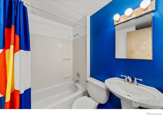 660 Fernglen Ct, Colorado Springs, CO 80906 - full bathroom featuring a sink, shower / bathtub combination with curtain, toilet, and a drop ceiling