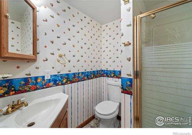 2418 Maplewood Cir E, Longmont, CO 80503 - full bath with wallpapered walls, toilet, vanity, and a shower stall