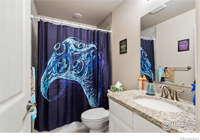 full bath featuring a shower with curtain, toilet, a textured ceiling, vanity, and a textured wall