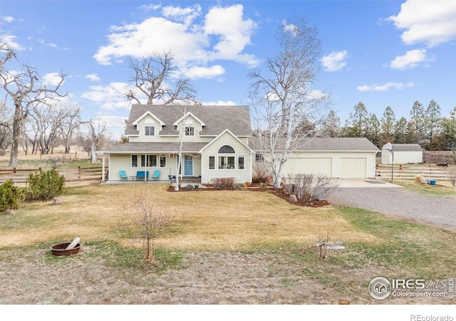 cape cod house featuring fence, gravel driveway, covered porch, a front lawn, and an outdoor structure