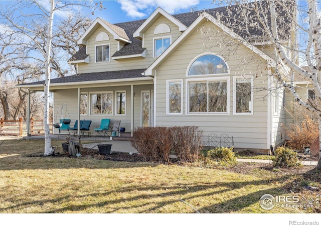 view of front of home featuring a front lawn and roof with shingles