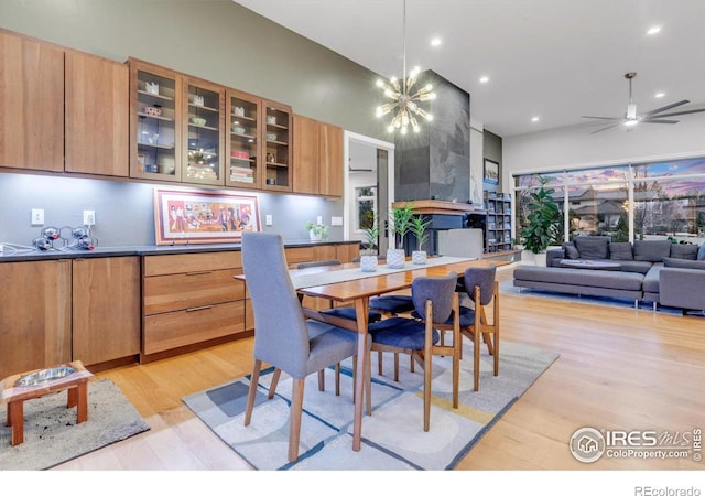 dining area with recessed lighting, light wood-type flooring, a chandelier, and ceiling fan