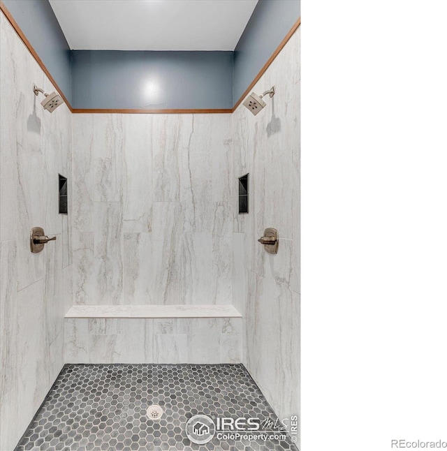 bathroom featuring a tile shower