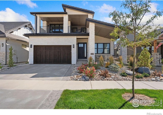3364 Danzante Bay Ct, Berthoud, CO 80513 - contemporary home with a balcony, driveway, stucco siding, and an attached garage