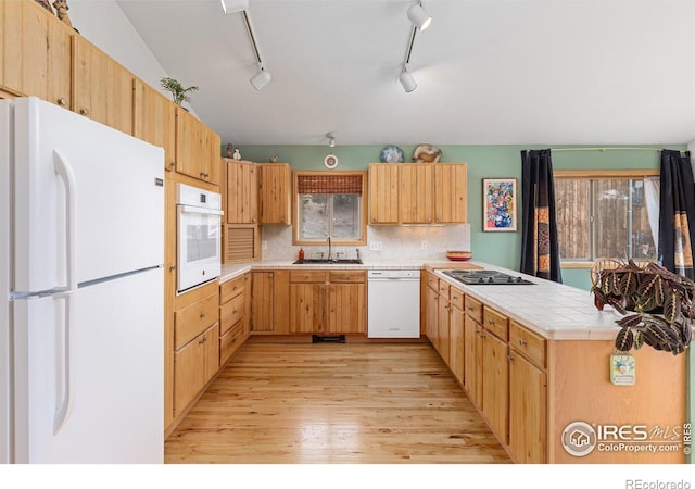 317 W 5th St, Nederland, CO 80466 - kitchen featuring white appliances, a sink, light wood-style flooring, and a peninsula