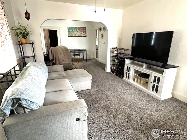 730 Lake St, Fort Morgan, CO 80701 - carpeted living room featuring arched walkways and baseboards