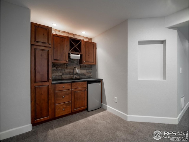 2946 Shoshone Trl, Lafayette, CO 80026 - kitchen with backsplash, dark countertops, a sink, baseboards, and carpet
