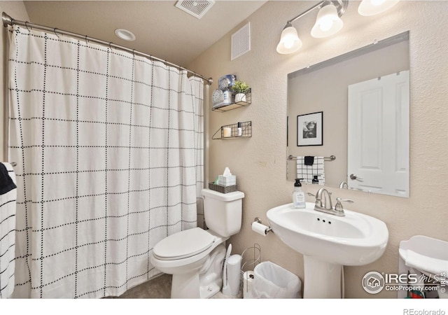 full bath featuring visible vents, toilet, and a shower with shower curtain