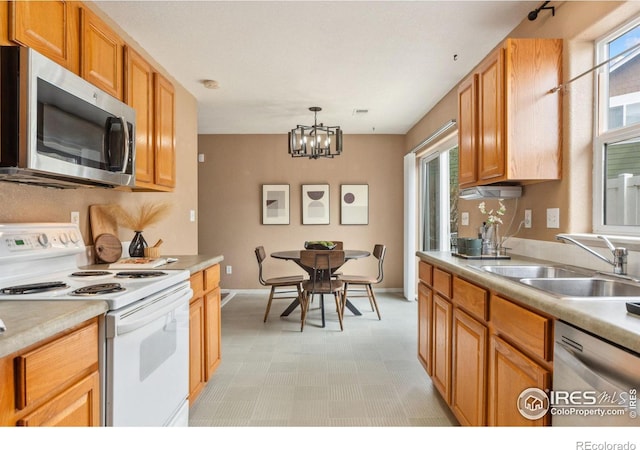 kitchen with an inviting chandelier, visible vents, light countertops, a sink, and stainless steel appliances