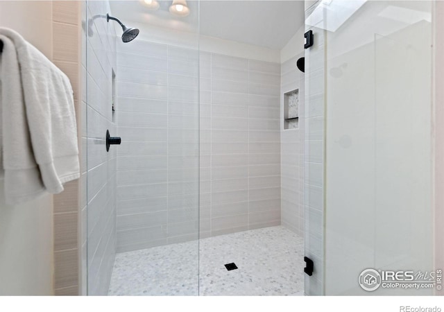 bathroom featuring tiled shower