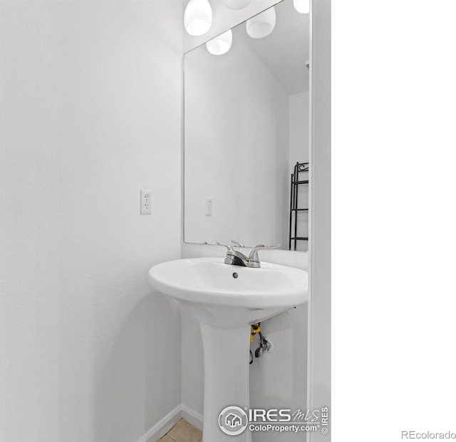 1010 S Saint Vrain Ave S, Estes Park, CO 80517 - bathroom featuring baseboards and a sink