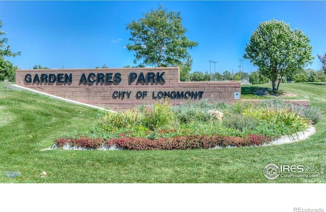community / neighborhood sign with a yard