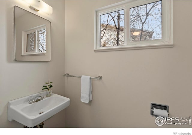 bathroom featuring a sink