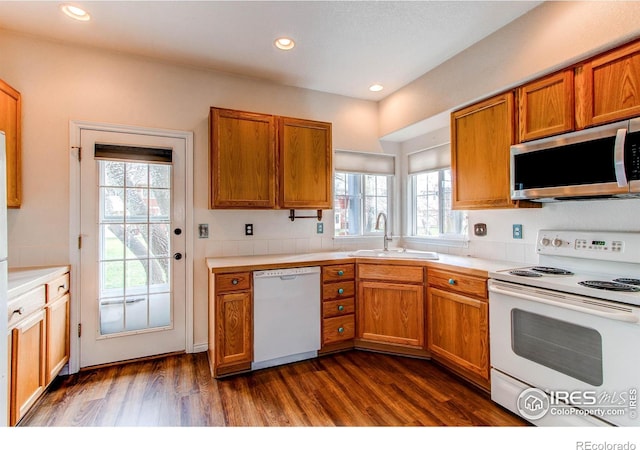 828 Kane Dr Unit 35, Longmont, CO 80501 - kitchen featuring white appliances, a sink, plenty of natural light, dark wood finished floors, and recessed lighting