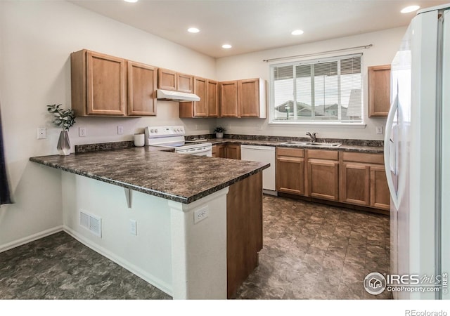 2113 Day Spring Dr, Windsor, CO 80550 - kitchen with white appliances, a sink, a peninsula, under cabinet range hood, and dark countertops