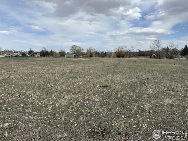 view of yard featuring a rural view