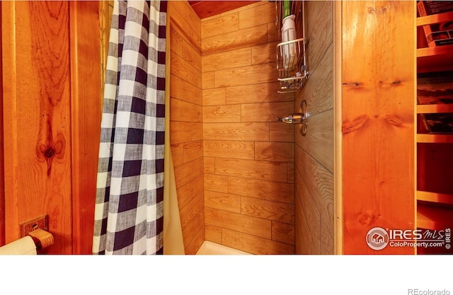 bathroom with tiled shower