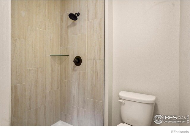 1458 Friendship Ln W, Colorado Springs, CO 80904 - bathroom with toilet and a tile shower