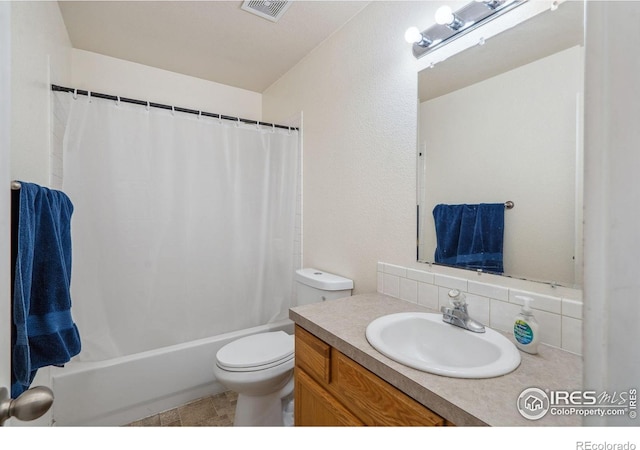 bathroom featuring shower / tub combo with curtain, vanity, visible vents, and toilet