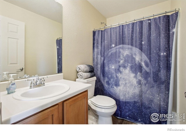 10433 Forester Pl, Longmont, CO 80504 - full bath featuring curtained shower, vanity, and toilet