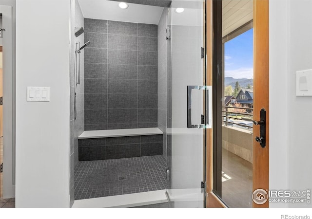 full bathroom with a healthy amount of sunlight, recessed lighting, and tiled shower