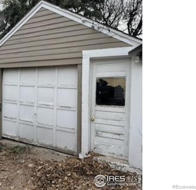 view of detached garage