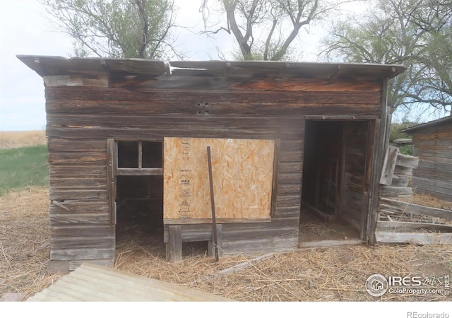 view of outdoor structure featuring an outbuilding