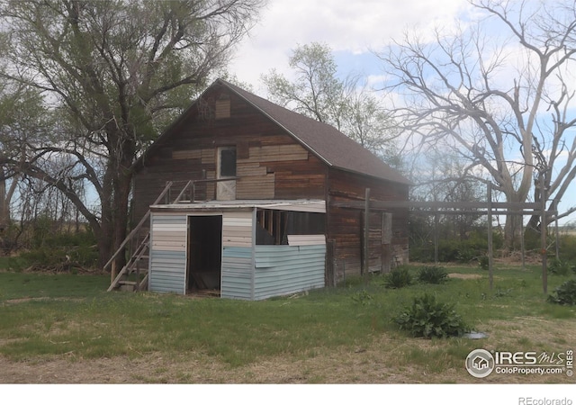 view of outdoor structure featuring an outbuilding