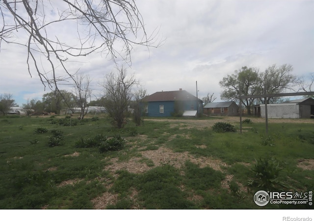 view of yard featuring an outbuilding