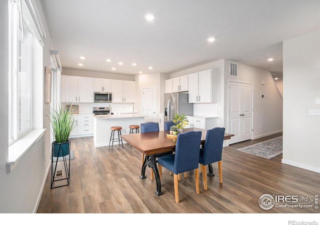 dining space with baseboards, visible vents, and recessed lighting