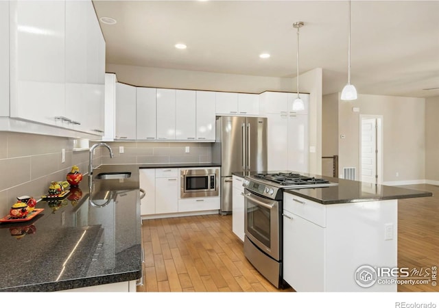 1658 Freewheel Dr, Fort Collins, CO 80525 - kitchen featuring light wood finished floors, a sink, backsplash, and appliances with stainless steel finishes