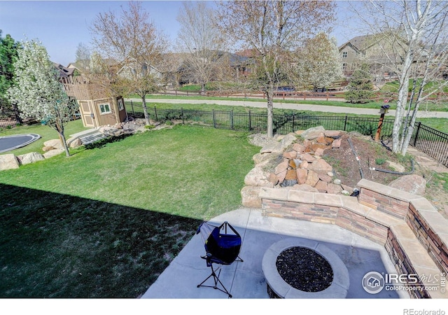 view of yard with a fenced backyard and an outdoor structure