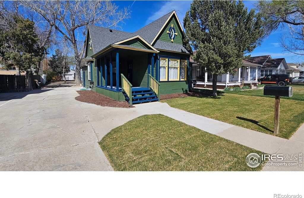 505 Deuel St, Fort Morgan, CO 80701 - view of front of home with a front yard, roof with shingles, and driveway