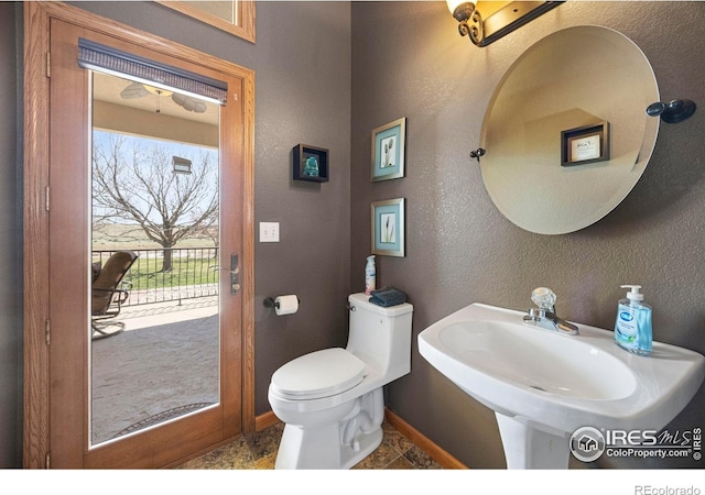 432 Valley View Rd, Loveland, CO 80537 - bathroom with a textured wall, toilet, baseboards, and a sink