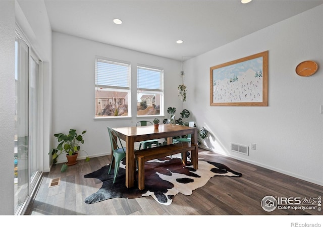 dining space featuring recessed lighting, visible vents, baseboards, and wood finished floors