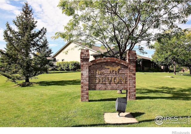 community / neighborhood sign featuring a lawn