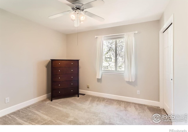 bedroom featuring carpet floors, baseboards, a ceiling fan, and a closet