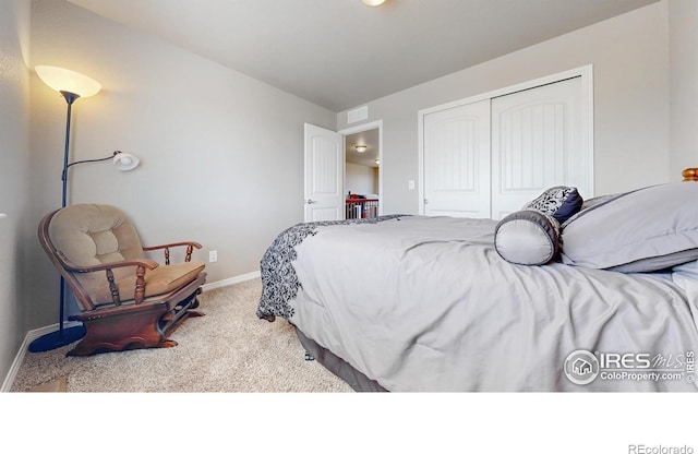 bedroom featuring a closet, carpet flooring, baseboards, and visible vents
