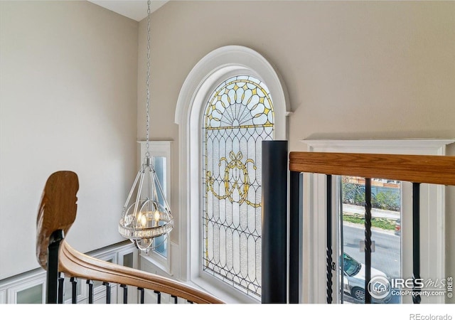 room details featuring an inviting chandelier