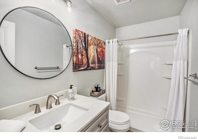 full bathroom with toilet, vanity, a shower with shower curtain, and visible vents