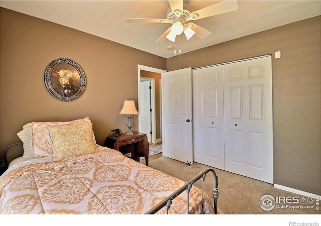 bedroom featuring baseboards, a ceiling fan, carpet flooring, and a closet