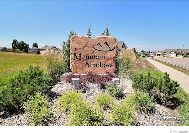community / neighborhood sign with a residential view
