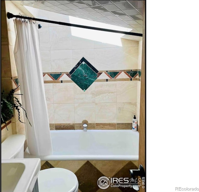 501 Main St, Boulder, CO 80302 - full bath with toilet and tiled shower / bath combo