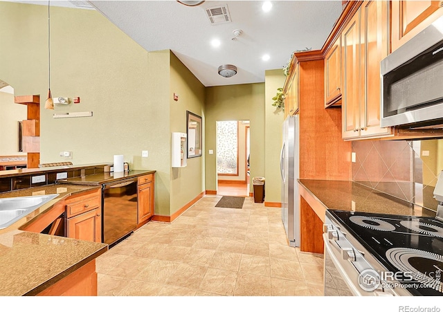 kitchen with recessed lighting, stainless steel appliances, visible vents, baseboards, and tasteful backsplash